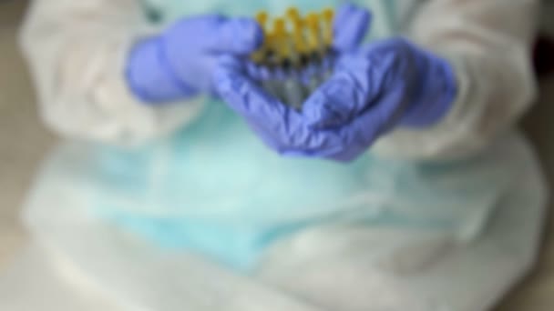 Koruyucu lateks eldivenli bir hemşirenin ellerinde aşı için hazırlanmış şırıngalar bulunur. Kitle aşısı başlıyor. Yakın plan.. — Stok video