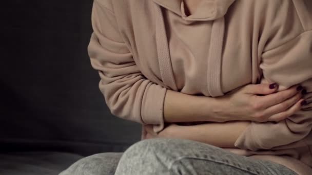 Woman writhes with abdominal pain, menstrual pain, risk of miscarriage, inflammation of the appendix. — Stock Video