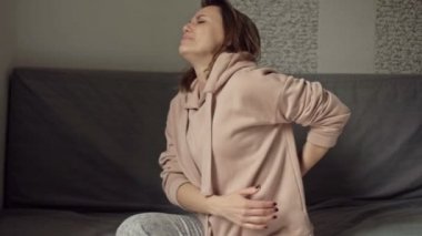 Kadın aniden sırtında keskin bir ağrı hissetti..