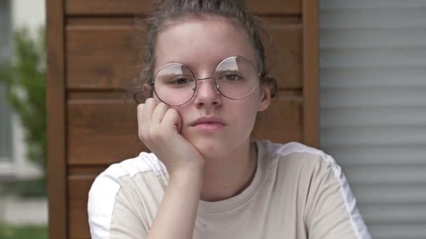 Vrouwelijke student slaapt tijdens de online les. Problemen met afstandsonderwijs in de context van de coronaviruspandemie. — Stockvideo