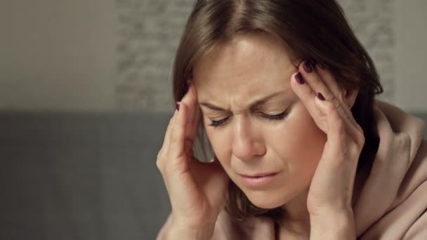 突然の重度の頭痛に突き刺された女性の肖像. — ストック動画