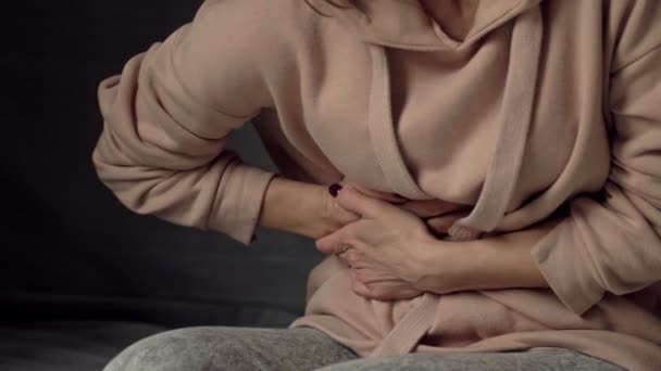 La donna è stata trafitta da un dolore acuto e improvviso sul lato destro dell'addome.. — Video Stock