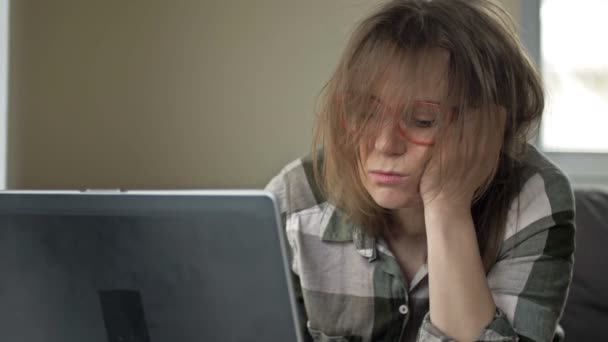 매우 피곤 한 여자가 책상에서 피로에 취해 잠 드는 모습. 일 중독. 시간외 근무. — 비디오