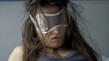 Aşırı alkol tüketiminden sonra bir kadının uyanması zor. Baş ağrısı, mide bulantısı. Akşamdan Kalma Sendromu.