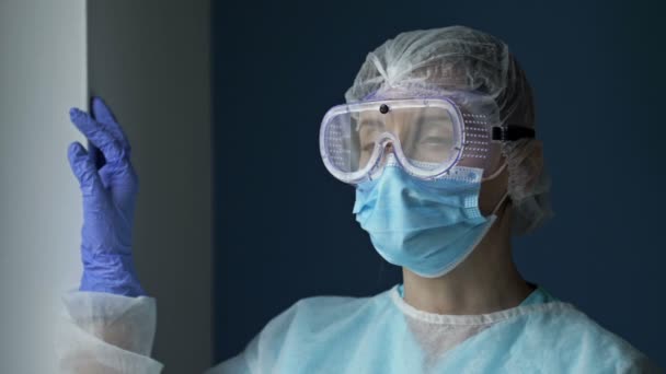Potret seorang dokter perempuan lelah atau perawat dalam seragam pelindung. Kehidupan sehari-hari para pekerja kesehatan yang keras selama pandemi Kovid-19. — Stok Video