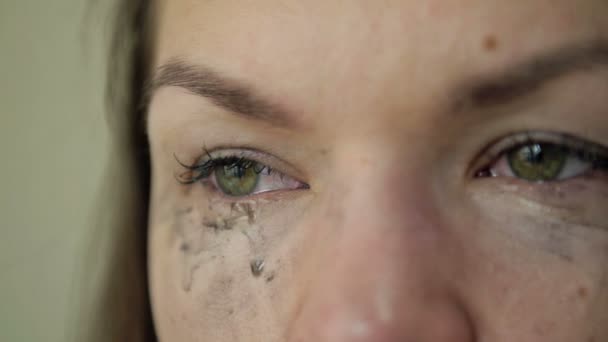 Närbild. Porträtt av en gråtande kvinna. Kosmetika utsmetade i ansiktet. — Stockvideo
