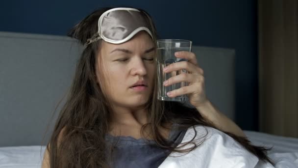 Erősen felébresztett egy nőt túlzott alkoholfogyasztás után. Fejfájás, szájszárazság, hányinger. Másnaposság szindróma. — Stock videók