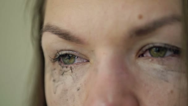 Primer plano. Retrato de una mujer llorando. Cosméticos manchados en la cara. — Vídeos de Stock