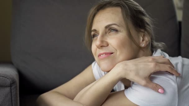 Retrato de una mujer sonriente. — Vídeos de Stock