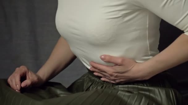 Kobieta wije się z bólem brzucha, bólem miesiączkowym, ryzykiem poronienia, zapaleniem wyrostka robaczkowego. — Wideo stockowe