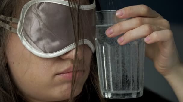 Dur réveil d'une femme après une consommation excessive d'alcool. Mal de tête, sécheresse buccale, nausées. Syndrome de gueule de bois. — Video