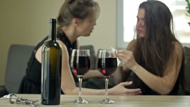 Dua pacar sedang minum anggur. Satu wanita menangis, yang lain menghiburnya. Sebuah upaya untuk meringankan stres dengan alkohol. — Stok Video