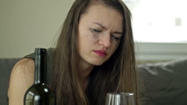 Mujer llorona bebiendo alcohol sola. Un intento de aliviar el estrés. Emociones negativas, mal humor debido al trabajo no amado, problemas personales, despedida con un amante, engaño. — Vídeo de stock