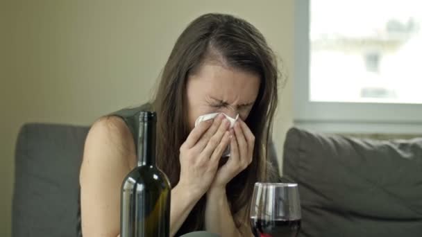 Une femme en pleurs qui boit de l'alcool seule. Une tentative pour soulager le stress. Émotions négatives, mauvaise humeur due à un travail mal aimé, problèmes personnels, séparation avec un amant, tricherie. — Video