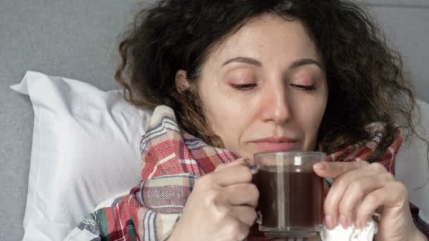 Wanita sakit minum teh herbal. Vitamin dan teh panas untuk flu, pilek, coronavirus atau diare. — Stok Video