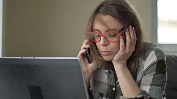 Portret van een erg vermoeide vrouw die in slaap valt van oververmoeidheid aan haar bureau. Workaholisme. Overwerk. — Stockvideo