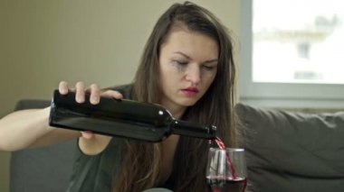 Yalnız başına içki içen ağlayan kadın. Stres atma girişimi. Negatif duygular, sevilmeyen iş yüzünden kötü ruh hali, kişisel sorunlar, sevgiliden ayrılmak, aldatma.