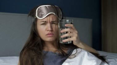 Aşırı alkol tüketiminden sonra bir kadının uyanması zor. Baş ağrısı, ağız kuruluğu, mide bulantısı. Akşamdan Kalma Sendromu.