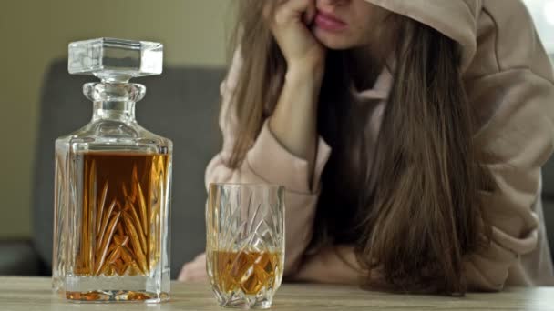 Žena pije whisky sama. Detailní záběr krásné karafy a křišťálové sklenky. Ženský alkoholismus na pozadí naprostého blahobytu a prosperity. Sociální problém. — Stock video