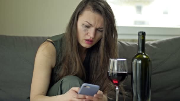 La femme qui pleure essaie d'appeler quelqu'un. Elle boit du vin seule. Douleur, souffrance, angoisse mentale. — Video