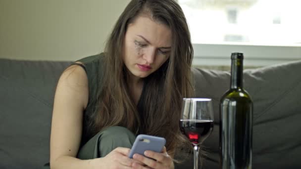 Huilende vrouw probeert iemand te bellen. Ze drinkt alleen wijn. Pijn, lijden, mentale angst. — Stockvideo