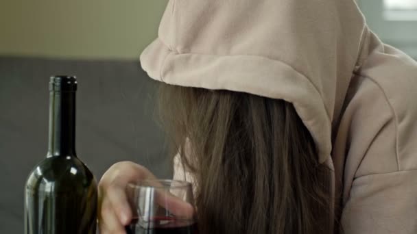 Ovårdad kvinna som dricker vin ensam. Det sociala problemet med kvinnlig alkoholism. — Stockvideo