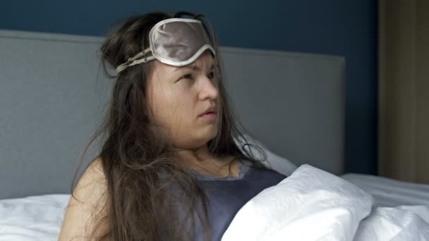 Ung kvinna vaknar upp lider huvudvärk och baksmälla efter att ha druckit alkohol. — Stockvideo
