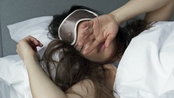 Jonge vrouw slaapt lelijk na het drinken van alcohol. Hangoversyndroom. — Stockvideo