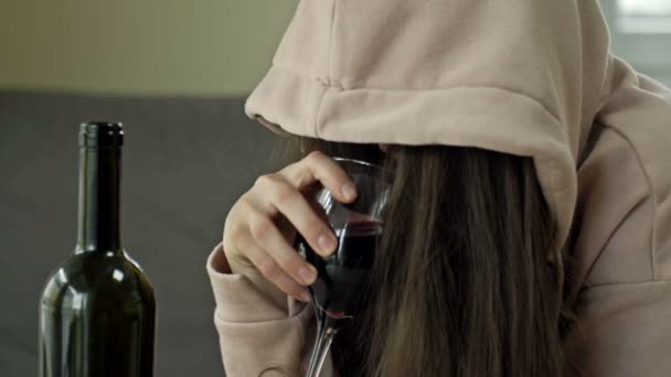 Mujer descuidada bebiendo vino sola. El problema social del alcoholismo femenino. — Vídeos de Stock