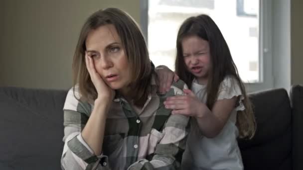 피곤 한 여자는 어린이의 부르짖음에 반응을 보이지 못한다. 아이는 엄마들의 관심을 받고 싶어 합니다. — 비디오