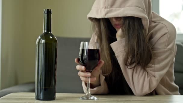 Niechlujna kobieta pijąca wino sama. Problem społeczny alkoholizmu kobiecego. — Wideo stockowe