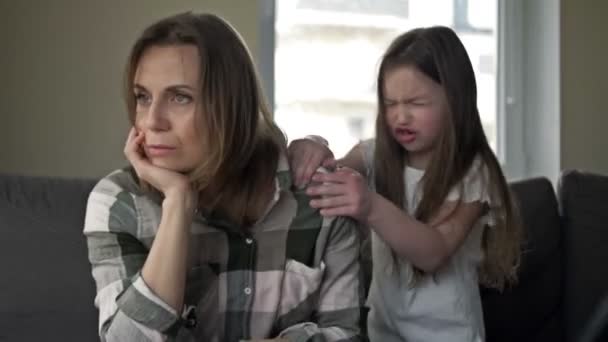 La femme fatiguée ne peut pas répondre au tollé d'un enfant. L'enfant veut attirer l'attention des mères. — Video