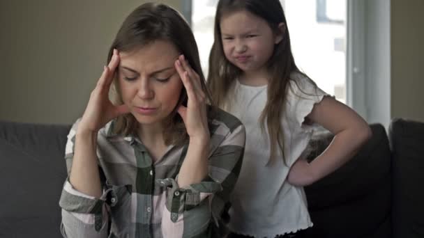 Problemas de criar hijos. La mujer no puede hacer frente a un niño caprichoso. — Vídeos de Stock