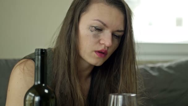 Mujer llorona bebiendo alcohol sola. Un intento de aliviar el estrés. Emociones negativas, mal humor debido al trabajo no amado, problemas personales, despedida con un amante, engaño. — Vídeo de stock