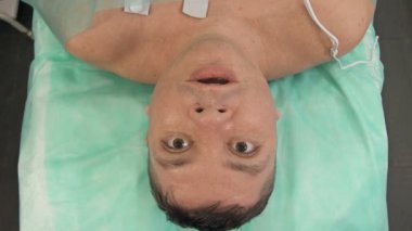 Bilinci yerinde olmayan orta yaşlı bir hasta kendine geldi. Ameliyat sonrası, koma, koronavirüs sonrası komplikasyonlar..