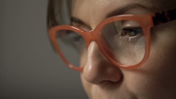 Nahaufnahme Porträt einer schönen, ernsthaften Frau mit Brille, die den Computerbildschirm reflektiert. Frau fühlt sich nach langem Tragen einer Brille müde und reibt sich die Augen und den Nasenrücken. — Stockvideo