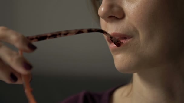 Gros plan. Le sourire d'une femme heureuse, grignotant délicatement l'arc de ses lunettes. Tomber amoureux, rêver, se réjouir. — Video