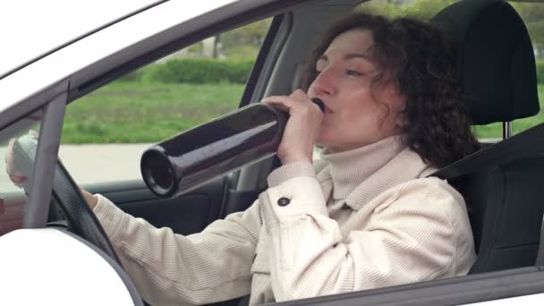 Kvinnan dricker vin medan hon sitter i sin bil. — Stockvideo
