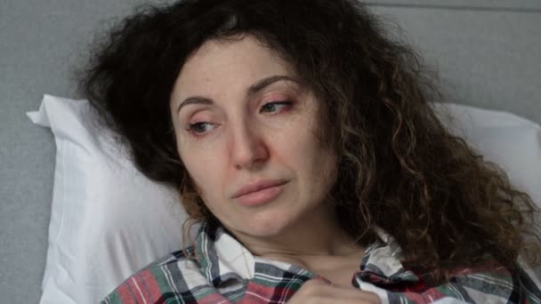 Retrato de una mujer de mediana edad enferma con síntomas de gripe, resfriado o coronavirus. — Vídeos de Stock