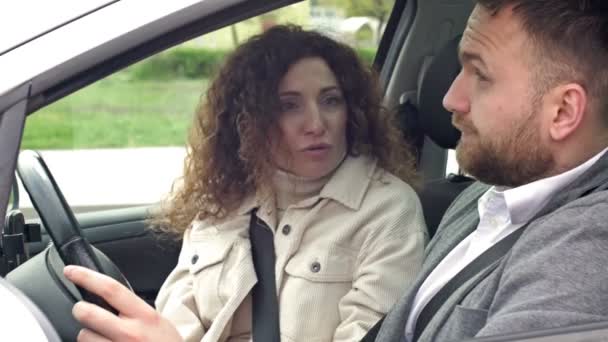 Mężczyzna i kobieta rozwiązują sprawy emocjonalnie siedząc w samochodzie. Rodzinna kłótnia. — Wideo stockowe