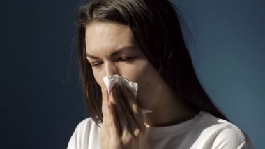 Grip, soğuk algınlığı veya koronavirüs belirtileri gösteren hasta bir kadının portresi..