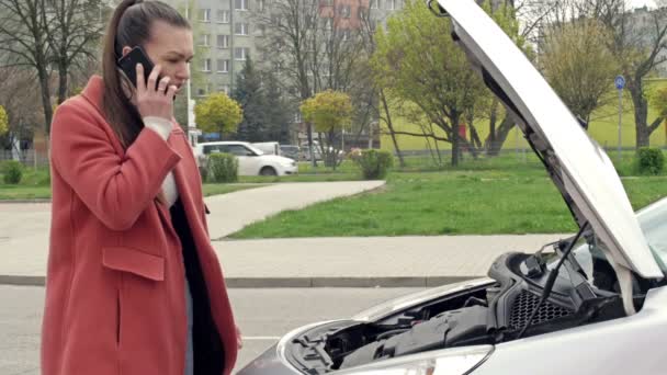 Une femme compose un numéro de téléphone après une panne de voiture. Problèmes de voiture. — Video