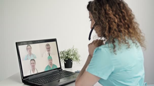 Grupo de vídeo conferência de trabalhadores da medicina compartilhar ideias remotamente. — Vídeo de Stock