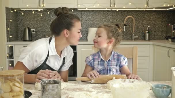 Mamma och dotter förbereder nåt i köket. Kärlek och ömhet. — Stockvideo