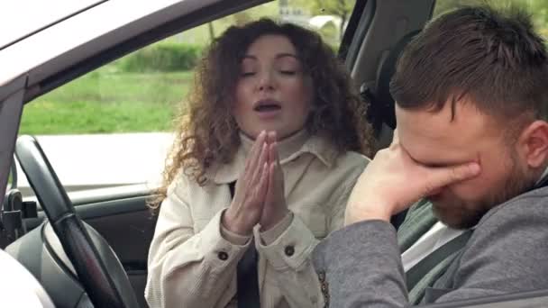 Férfiak és nők érzelmileg rendezik a dolgokat, miközben a kocsijukban ülnek. Családi veszekedés. — Stock videók