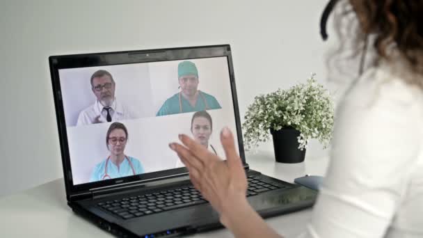 Grupo de vídeo conferência de trabalhadores da medicina compartilhar ideias remotamente. — Vídeo de Stock