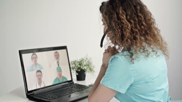 Grupo de vídeo conferência de trabalhadores da medicina compartilhar ideias remotamente. — Vídeo de Stock