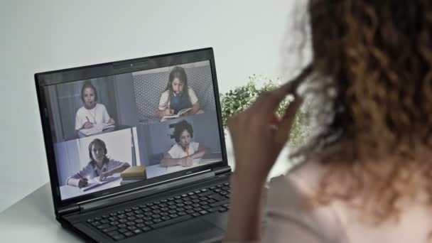 Lehrer oder Tutor leiten eine Videostunde. Merkmale des Fernstudiums. Internet-Technologien in der Bildung. — Stockvideo