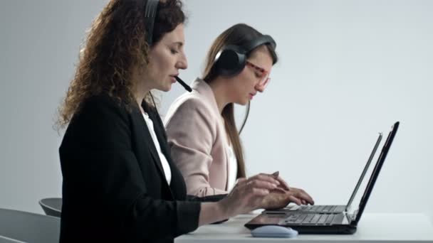 Operatore di call center con le cuffie. Servizio clienti. — Video Stock