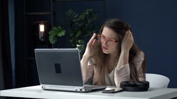 La mujer de negocios cansada trabaja hasta tarde en la oficina. Mujer ocupada usando tecnología moderna. Trabajo de horas extras. — Vídeo de stock